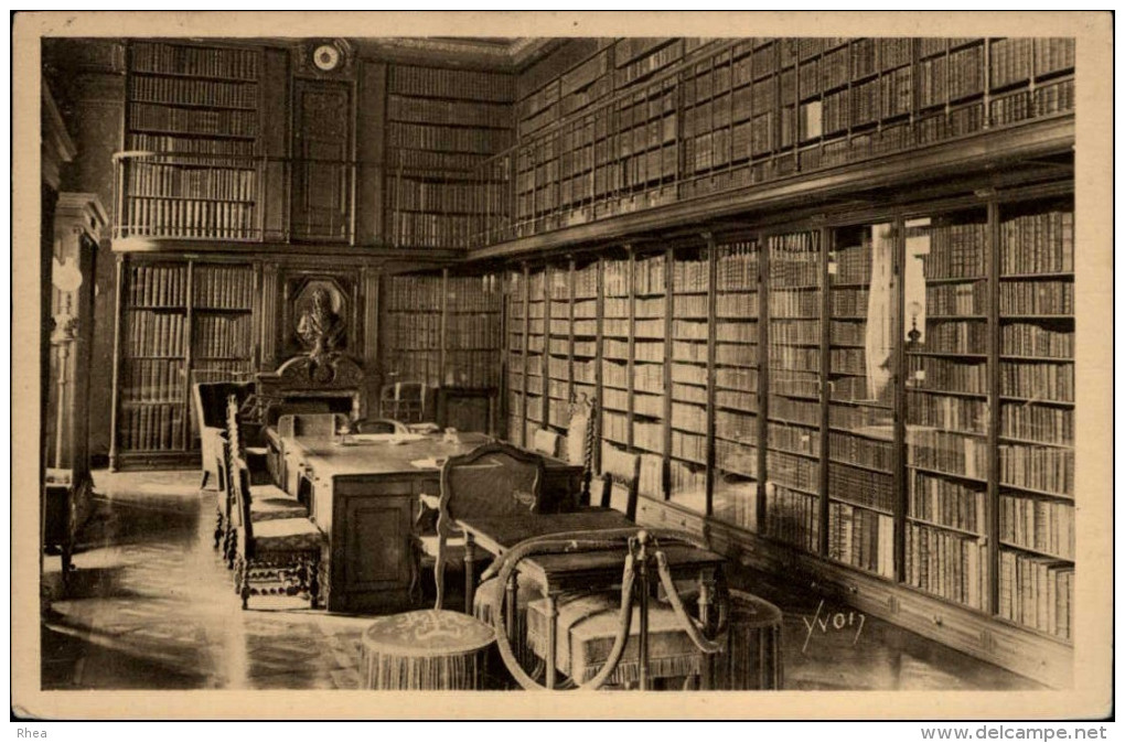 BIBLIOTHEQUES - Livres - Chateau De CHANTILLY - Libraries
