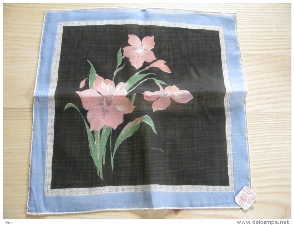 Pochette /mouchoir Années 1945/50 Décor De Narcisses Roses  Sur Fond Noir    Neuf TBE 28 X 28 Cm Env - Pañuelos