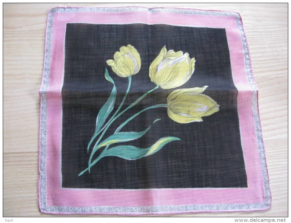 Pochette /mouchoir Années 1945/50 Décor De Tulipes Jaunes Sur Fond Noir    Neuf TBE 28 X 28 Cm Env - Handkerchiefs