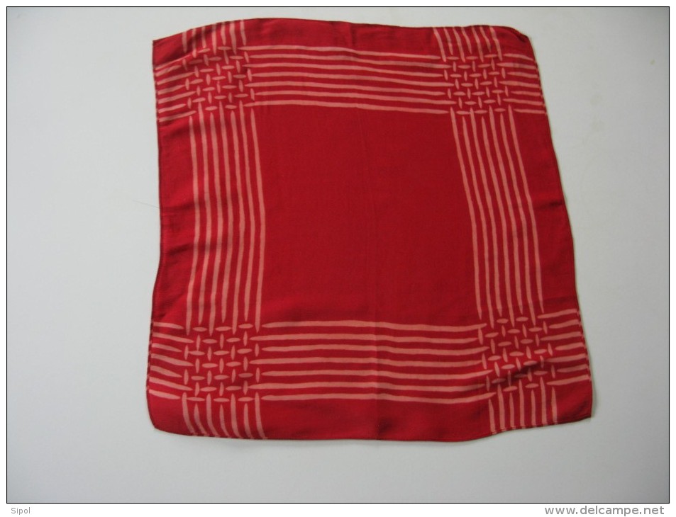 Mouchoir- Pochette  En Crêpe Rouge  31 X 31 Cm Env BE Années 1940 Env - Handkerchiefs