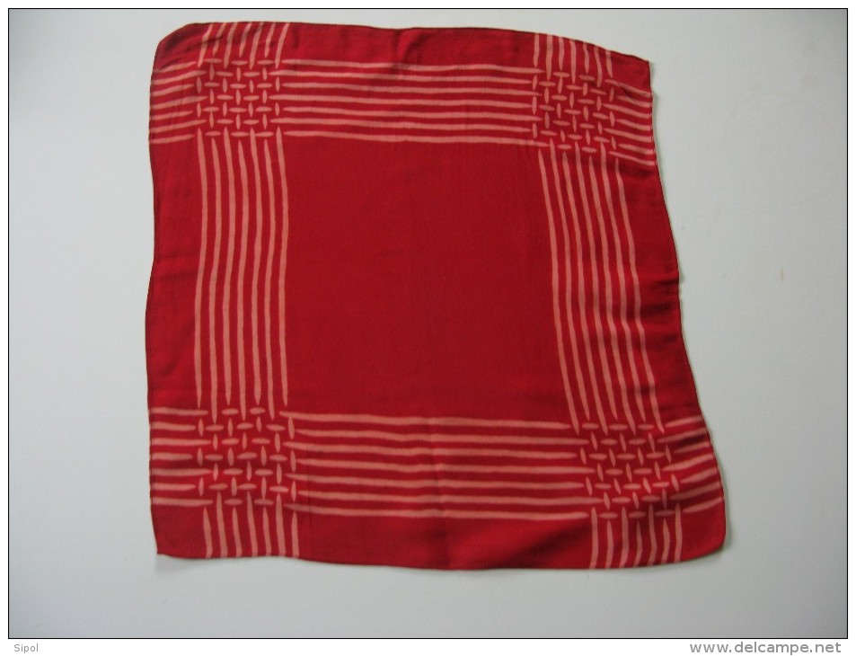 Mouchoir- Pochette  En Crêpe Rouge  31 X 31 Cm Env BE Années 1940 Env - Handkerchiefs