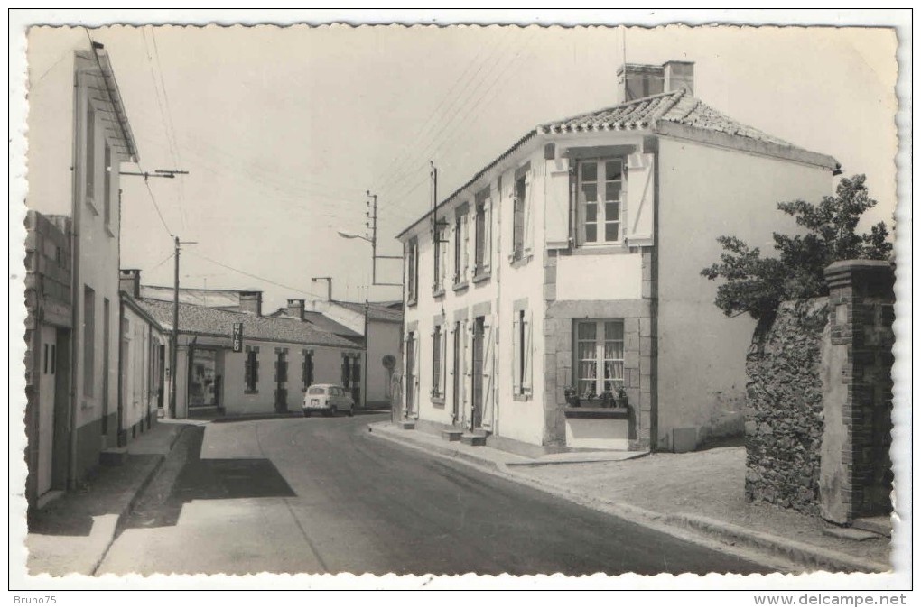 85 - SAINT-JULIEN-DES-LANDES - Une Rue - Saint Hilaire Des Loges