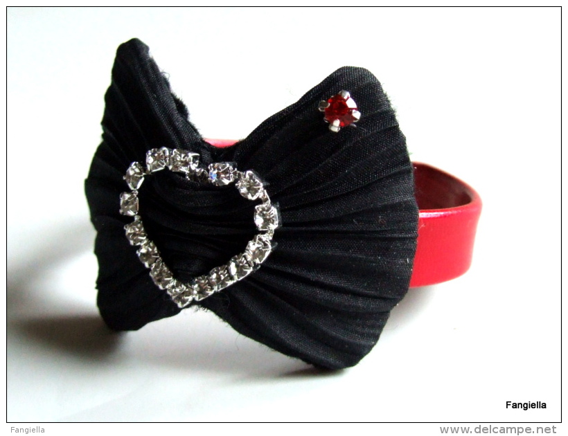 Bracelet Papillon Coeur Strass Cristal Sur Soie Shibori Noire Posé Sur Du Simili-cuir Rouge - Bracciali