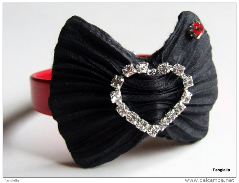 Bracelet Papillon Coeur Strass Cristal Sur Soie Shibori Noire Posé Sur Du Simili-cuir Rouge - Bracciali