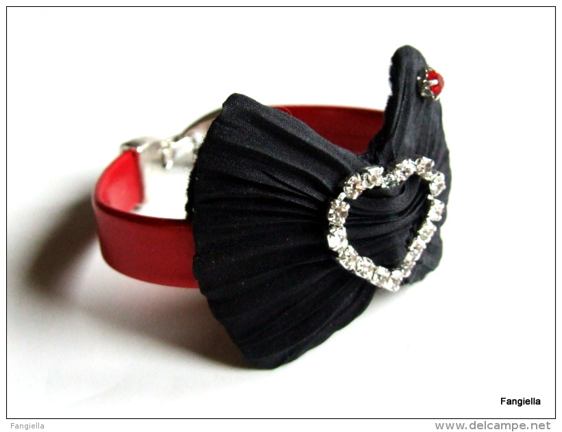 Bracelet Papillon Coeur Strass Cristal Sur Soie Shibori Noire Posé Sur Du Simili-cuir Rouge - Bracciali