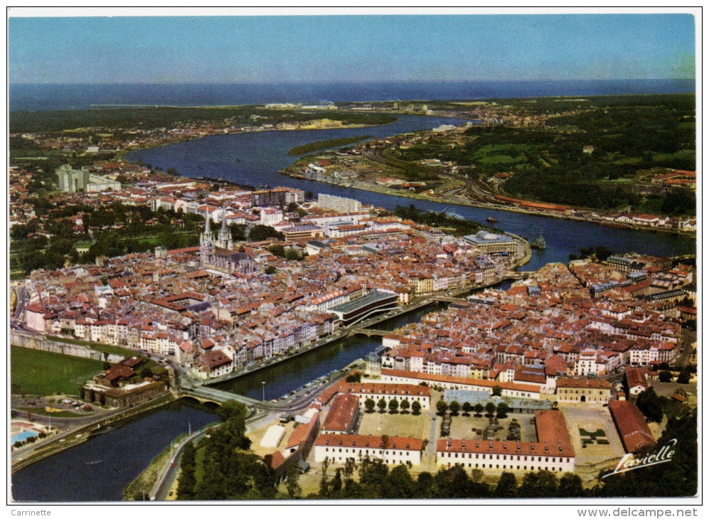 BAYONNE - 64 - Pays Basque - " Caserne Du Château Neuf Et Anciennes Halles " - Bayonne