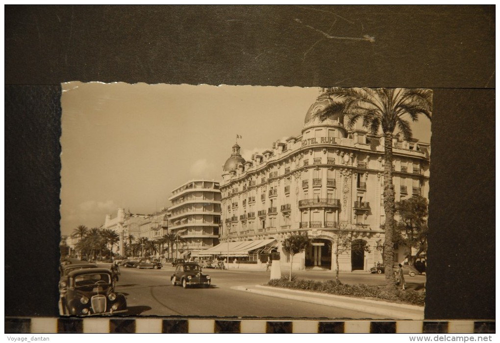 CP 06--- NICE  LA PROMENADE DES ANGLAIS ET L'HOTEL RUHL    AUTOMOBILES  DENTELLEE - Stadsverkeer - Auto, Bus En Tram