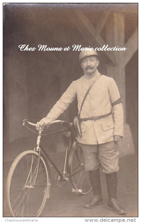 CPA CARTE PHOTO MILITAIRE CYCLISTE AVEC BRASSARD ET VELO CASQUE ADRIAN 2260 - Personnages