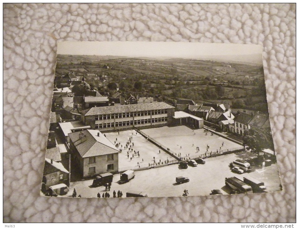 A225.  CPSM.  MONTAIGUT-en-COMBRAILLE. Le Groupe Scolaire.  écrite & Voyagée 1988 - Montaigut