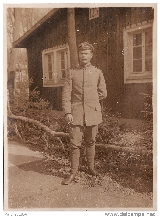 Photo Mars 1917 Köln, Camp De WAHN - Soldat Allemand Devant Une Barraque (A91, Ww1, Wk 1) - Koeln