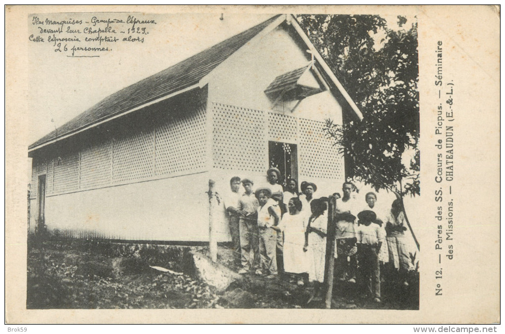 ILES MARQUISES - GROUPE DE LEPREUX DEVANT LEUR CHAPELLE 1929 - CETTE LEPROSERIE COMPTAIT 26 PERSONNES  - PRIX FIXE !! - Polynésie Française