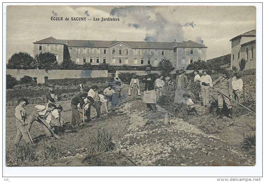 CPA TRES ANIMEE ECOLE DE SACUNY, ANIMATION, LES JARDINIERS, BRIGNAIS, RHONE 69 - Brignais