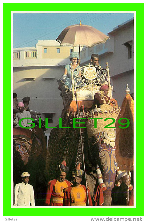 ROYAL FAMILIES - THE QUEEN AT BENARES, 25 FEBRUARY 1961 - 30 YEARS  E II R - PRESCOTT PICKUP & CO - - Familles Royales