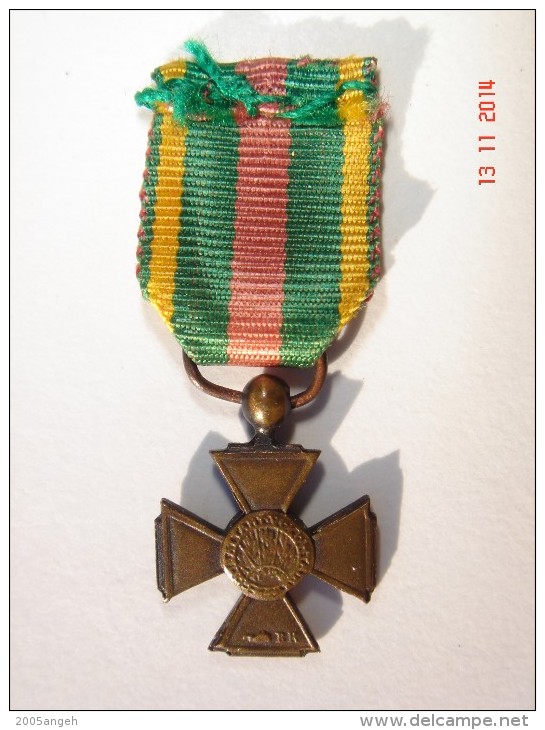 Médaille Croix Du Combattant Volontaire De 1914-1918 En Réduction Diam.12 Mm - Bon état. - Otros & Sin Clasificación