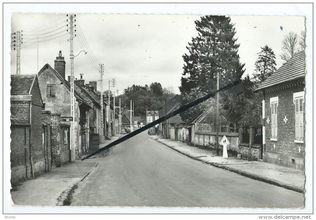 CPSM - Songeons-Rue Tauchard - Songeons