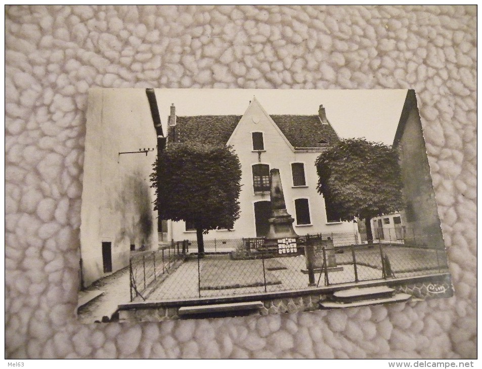 A226.  CPA. MONTAIGUT-en-COMBRAILLE. La Mairie Et Le Monument.  Beau Plan. Non écrite - Montaigut