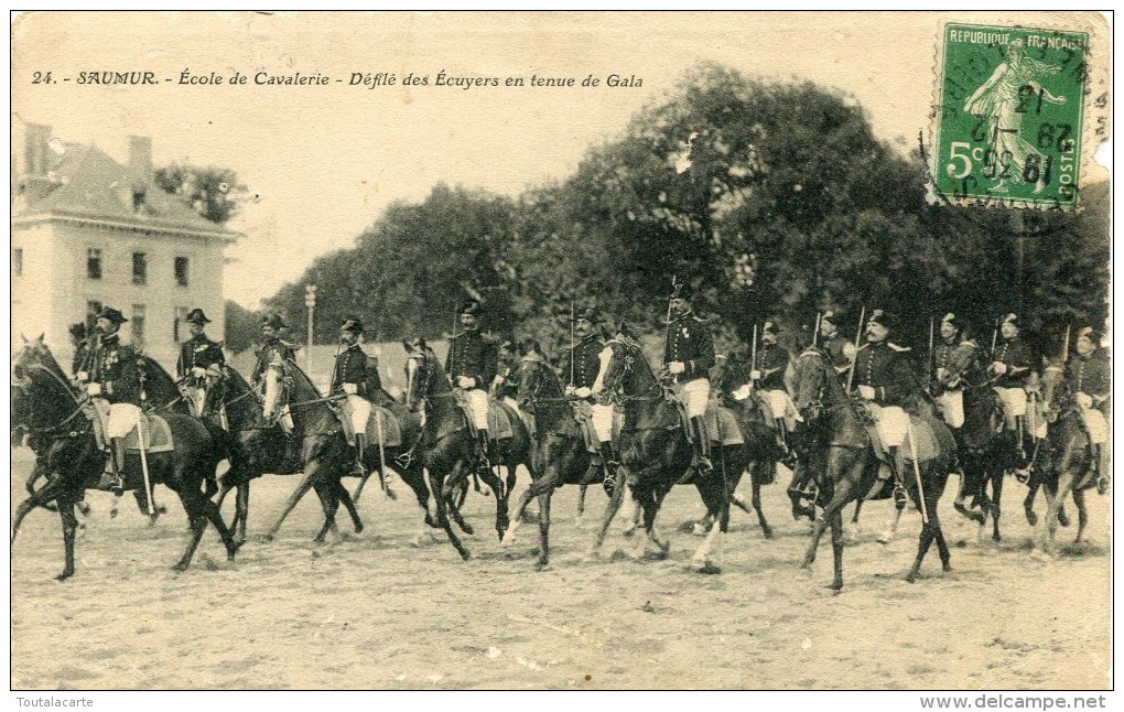 CPA 49  SAUMUR ECOLE DE CAVALERIE DEFILE DES ECUYERS EN TENUE DE GALA 1913 - Saumur