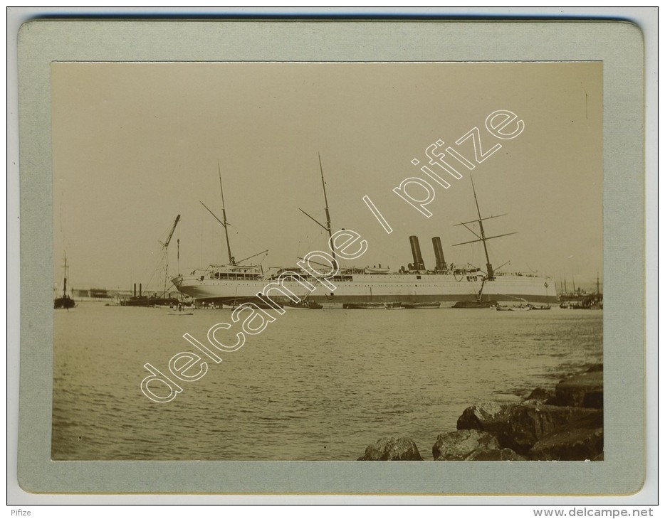 On S'affaire à Redresser Un Paquebot Sur Le Flanc. Marseille 1906 ? - Boats