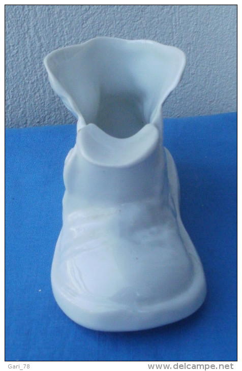 Godasse   Miniature Décorative En Porcelaine Blanche Hauteur 7.5 Cm - Autres & Non Classés