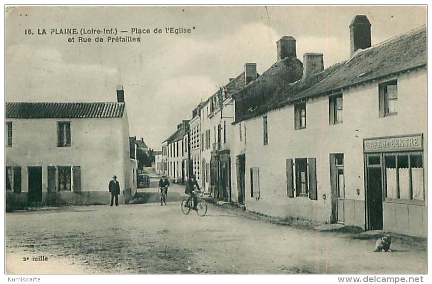 Cpa LA PLAINE 44 Place De L' Eglise Et Rue De Préfailles - Café Du Centre - La-Plaine-sur-Mer