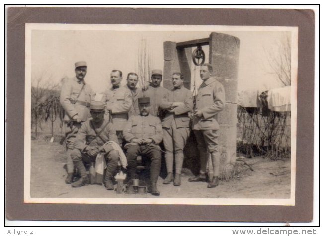 REF EX Photographie  Groupe De Militaire Posant Devant Un Puit - Guerre, Militaire