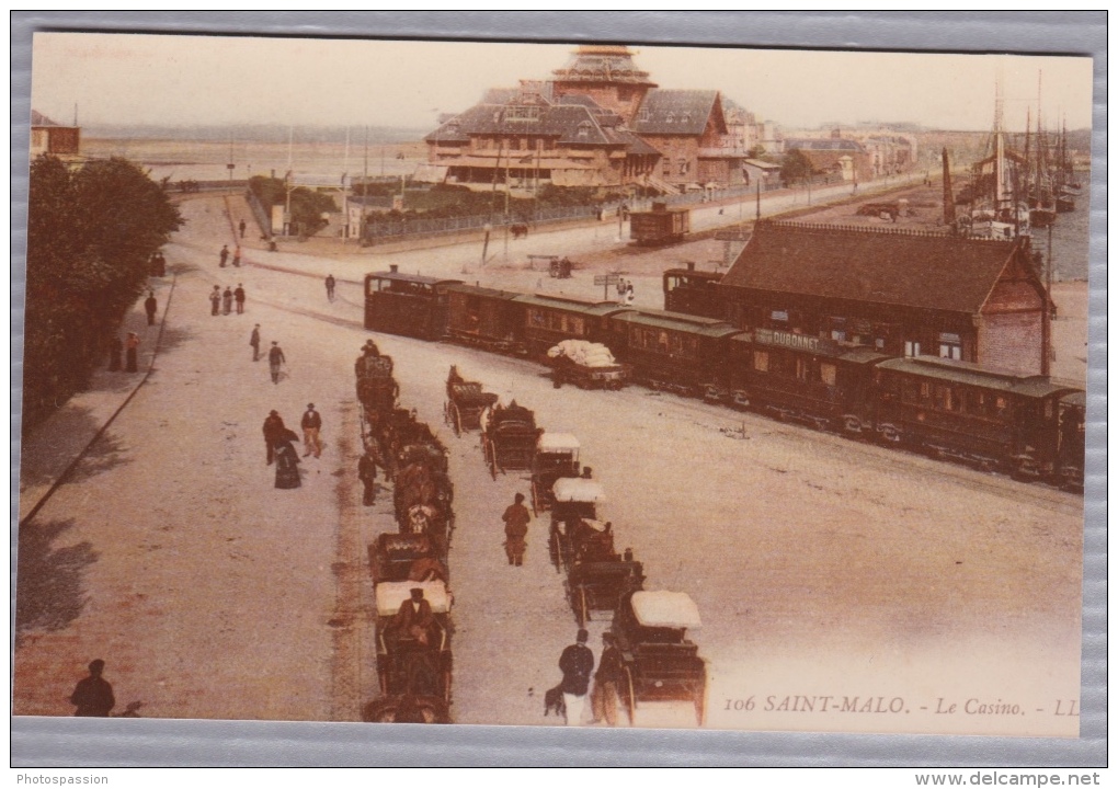 Reproduction D'une Ancienne Photographie Avec Trains, Calèches Et Casino à Saint-Malo - Altri & Non Classificati