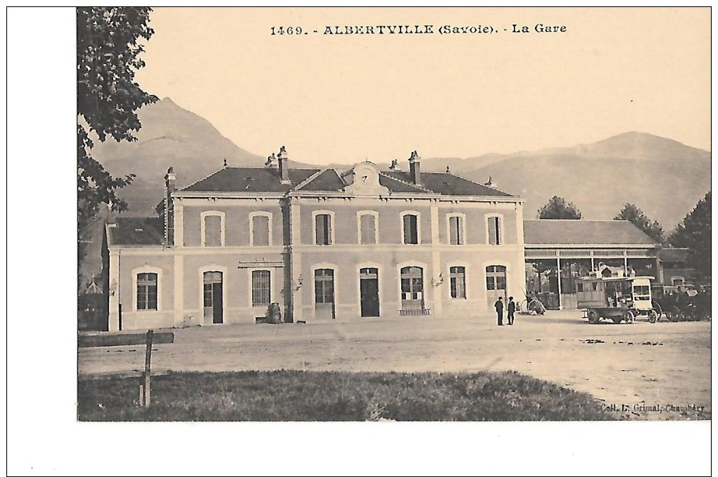 73  -  ALBERTVILLE  -  AUTOBUS  Devant  La  GARE    (  Animée  ) - Albertville