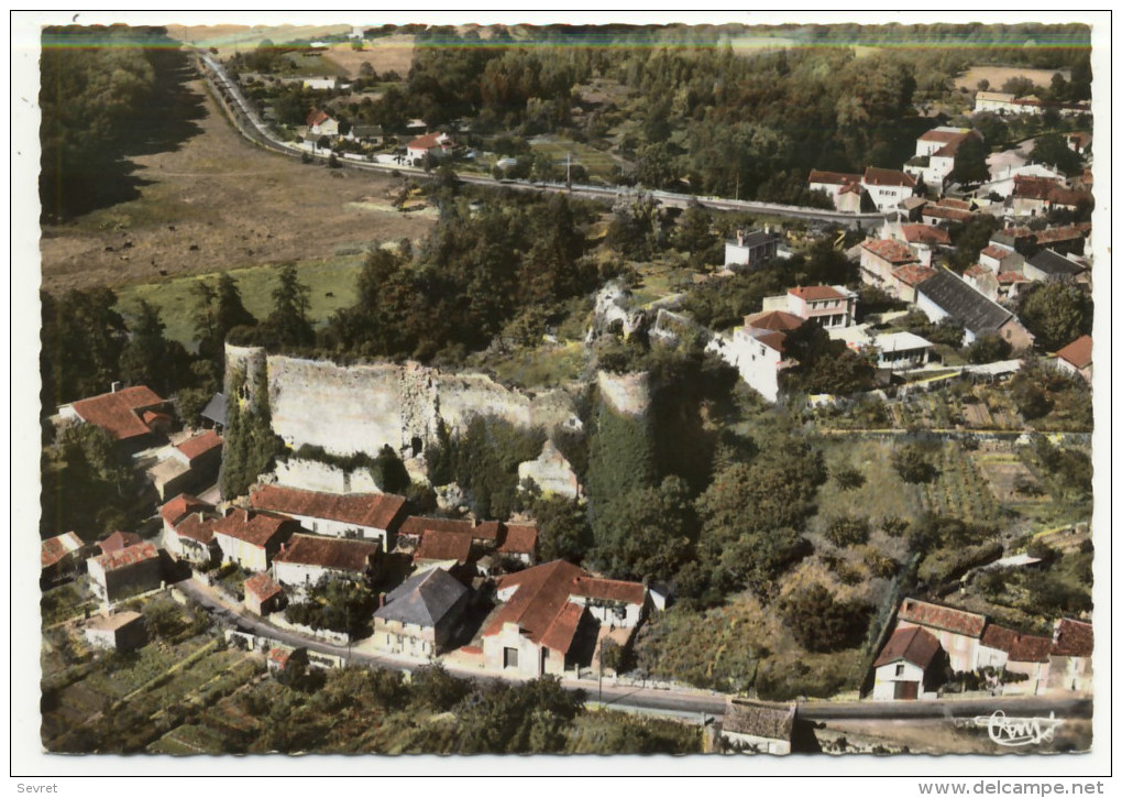 GENCAY - Les Ruines Du Vieux Château - Vue Aérienne.  CPM Dentelée. - Gencay