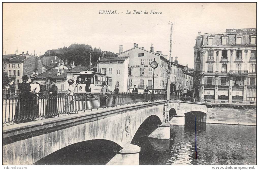 Epinal   88     Tramway Dans Les Rues....sur Le Pont De Pierre - Epinal