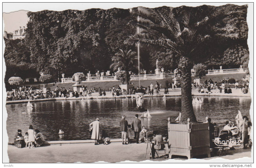 Paris : Bassin Dans Les Jardins Du Luxembourg - Arrondissement: 06