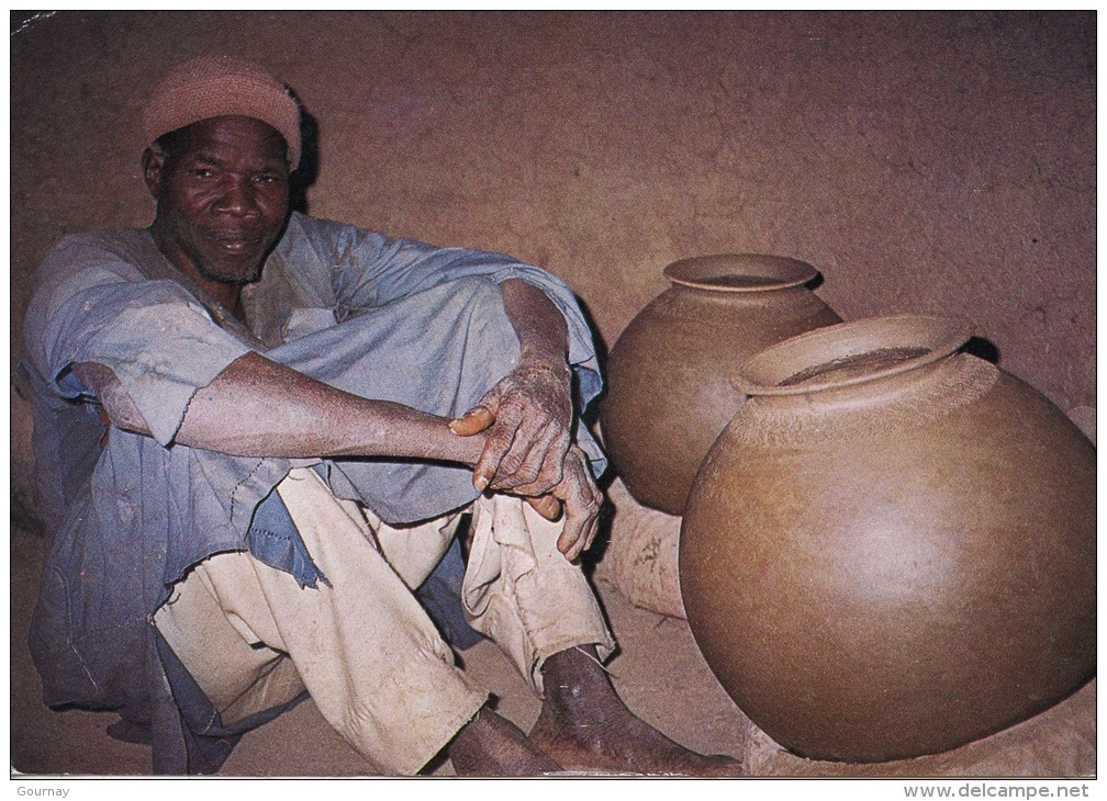 Afrique Burkina Faso Un Ancien Et Sa Poterie "que Voit-il De Toi ? Que Sais Tu De Lui ? (agriculteurs Hauts Normands 061 - Burkina Faso