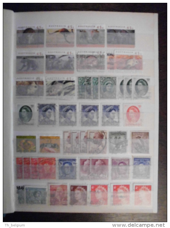 Australië Australia - Collection Of +- 884 Postzegels / Stamps In Small Album - VERY NICE !! - Colecciones (en álbumes)