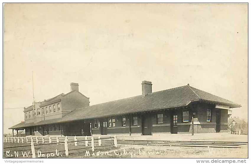 230243-Depot, Iowa, Mason City, RPPC, Chicago & Northwestern Railroad Station, Washburn Photo - Gares - Sans Trains