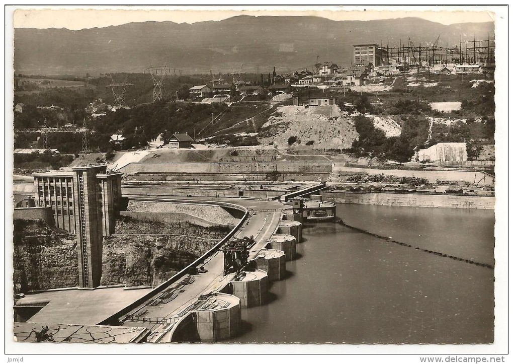 01 - LE BARRAGE DE GENISSIAT Sur Le Rhône - Vue Générale Amont Du Barrage Et Poste EDF - éd.  CELLARD 51507 - Génissiat