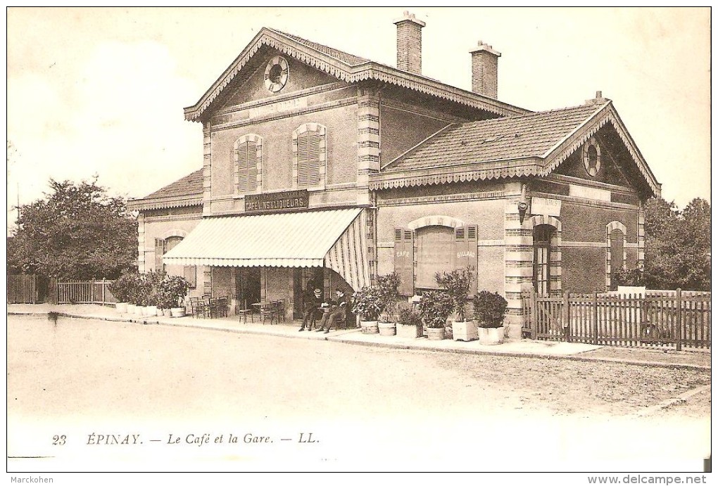 EPINAY-VILLETANEUSE (93800) : Place De La GARE (Maison BOPP, Café Restaurant). Petite Animation. - Villetaneuse