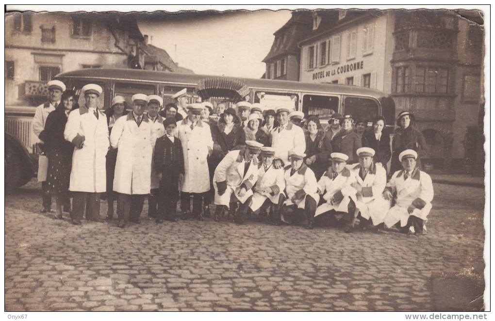 Carte Postale Photo OBERNAI (Bas-Rhin) BUS-Groupe Place Hôtel De Ville-Hôtel De La Couronne-PHOTO 1 - - Obernai