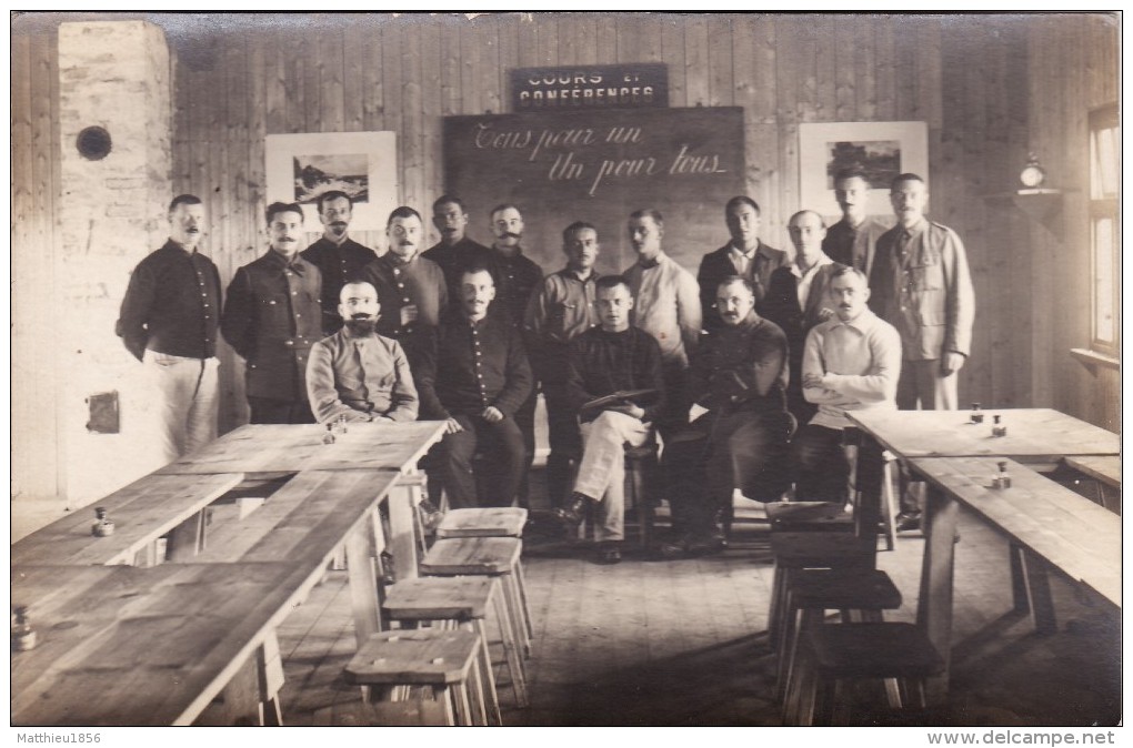 CP Photo 14-18 Camp De Prisonniers De GUSTROW, L´école Française Fondée En 1915 (photo Louis Postif) (A93, Ww1, Wk 1) - Guerre 1914-18