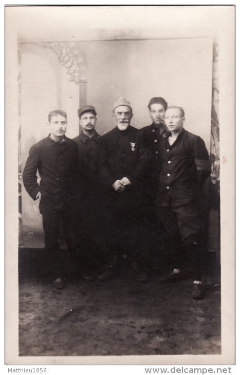 CP Photo Novembre 1918 Camp De GUSTROW - Un Groupe De Prisonniers (photo Louis Postif) (A93, Ww1, Wk 1) - Weltkrieg 1914-18