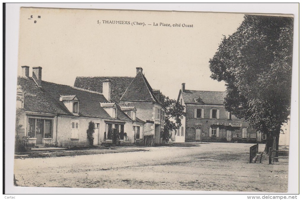 D18 - THAUMIERS - LA PLACE COTE OUEST - (DANS LE FOND ECOLE ET MAIRIE) - état Voir Descriptif - Thaumiers