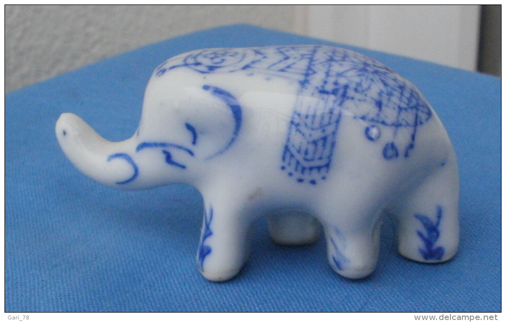 Elephant  En Porcelaine Bleue Et Blanche, Objet De Vitrine - Dieren