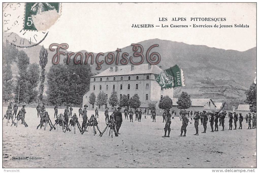 (04) Les Alpes Pittoresques - Jausiers - Les Casernes - Exercices De Jeunes Soldats - 2 SCANS - Autres & Non Classés