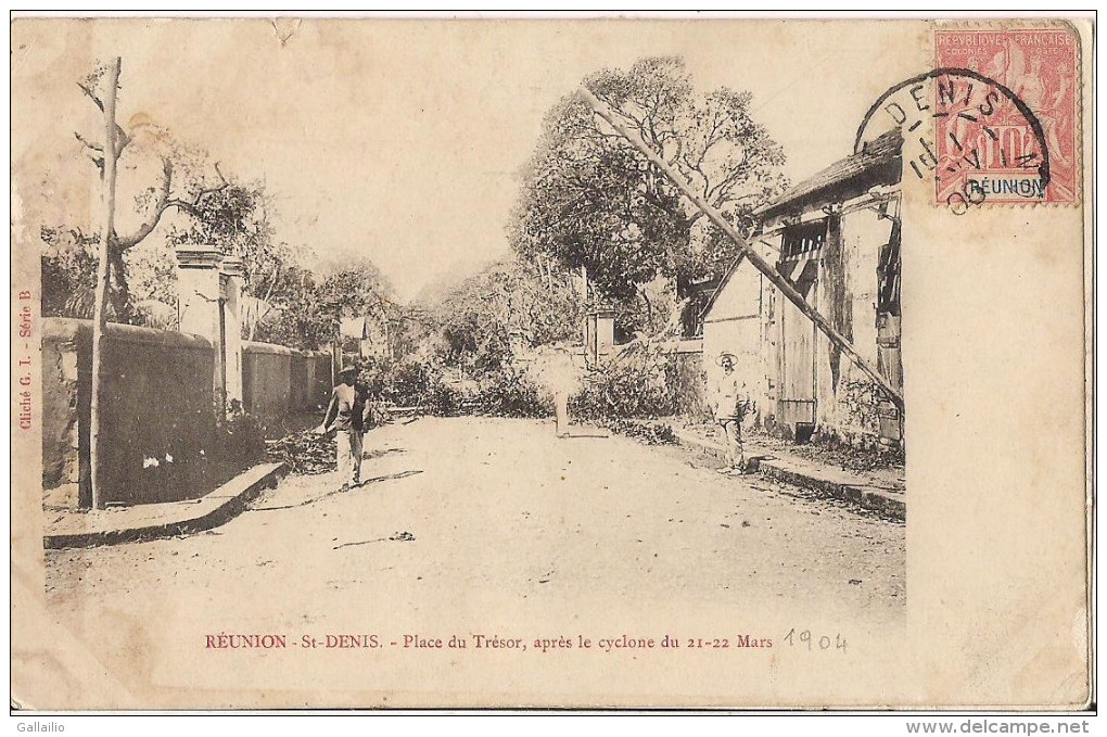 CPA TRES RARE  REUNION SAINT DENIS PLACE DU TRESOR APRES LE CYCLONE DU 21 22 MARS  1904 - Saint Denis