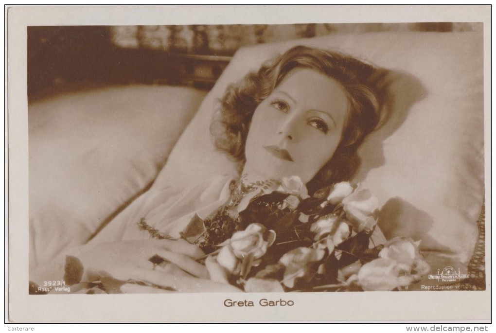 Carte Photo ,artiste , Actrice,greta Garbo,par Ross,su Le Lit Avec Des Fleurs,1925 - Pin-Ups