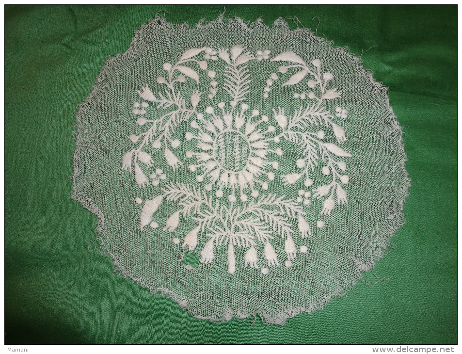 Fond De Coiffe Ancienne En  Tulle.-----diametre Du Motif 16cm - Cuffie, Cappelli, Berretti