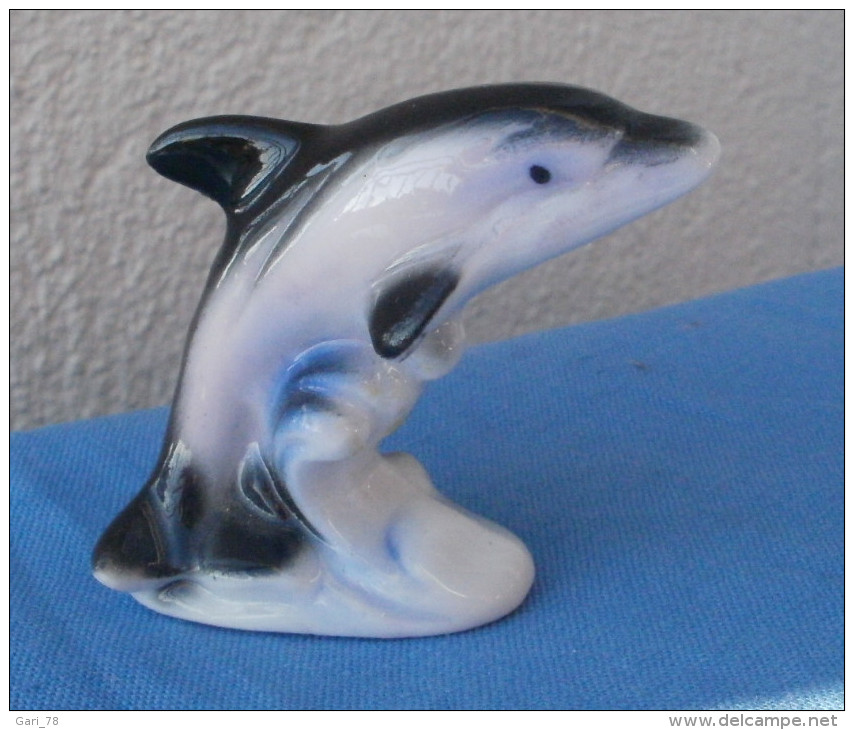 Dauphin Miniature  En Porcelaine, Hauteur 3.7 Cm, Objet De Vitrine - Animaux