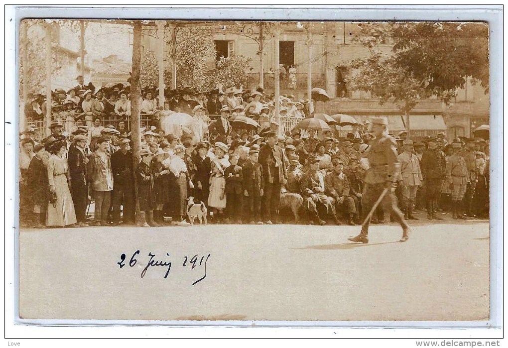 LE LARZAC: Remise De Décoration 1915. Carte Photo Représentant Un Récipiendaire Devant La Foule. Obl. FM. RARE - Autres & Non Classés