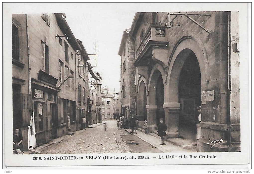 SAINT DIDIER EN VELAY - La Halle Et La Rue Centrale - Saint Didier En Velay
