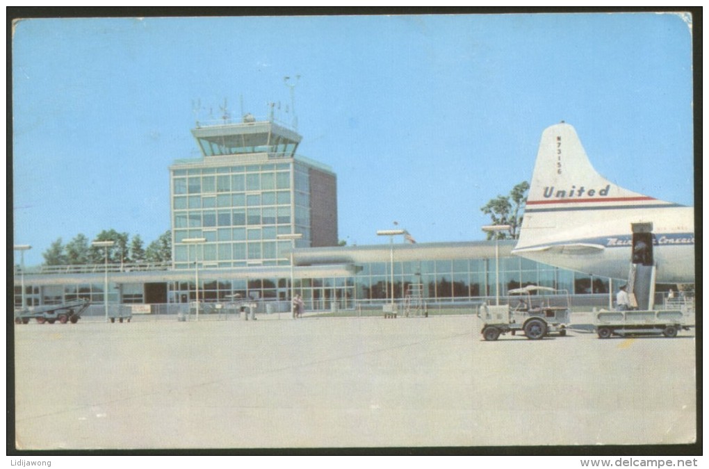 TOLEDO AIRPORT UNITED AIRLINES AIRPLANE OLD POSTCARD 1959 (see S/H Details) - Aérodromes