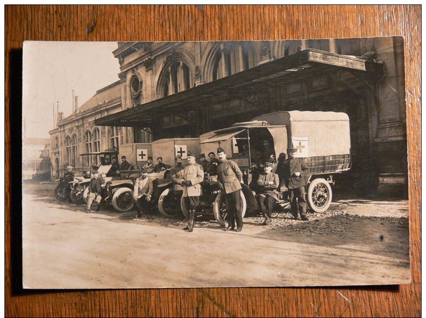 ORLEANS (45) - Croix-Rouge - Véhicules Médicaux Et Médecins Devant La Gare - Orleans