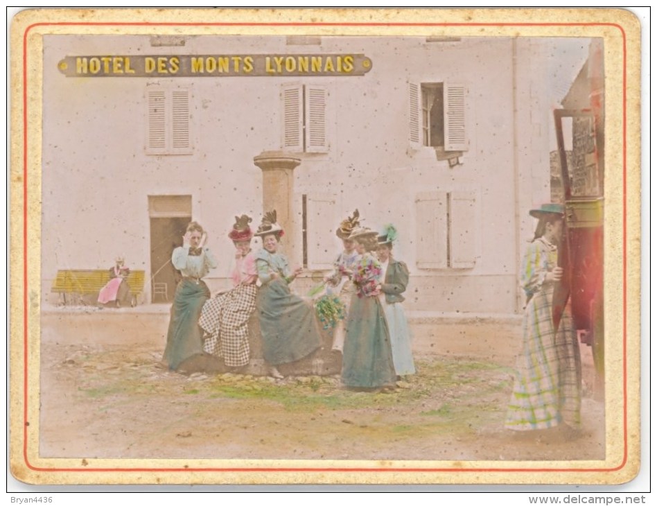 Dames Descendant De La Diligence à L'Hôtel Des Monts Lyonnais - Vers 1900 - Photographie Colorisée (9,5 X 12,5 Cm) - Ano - Places